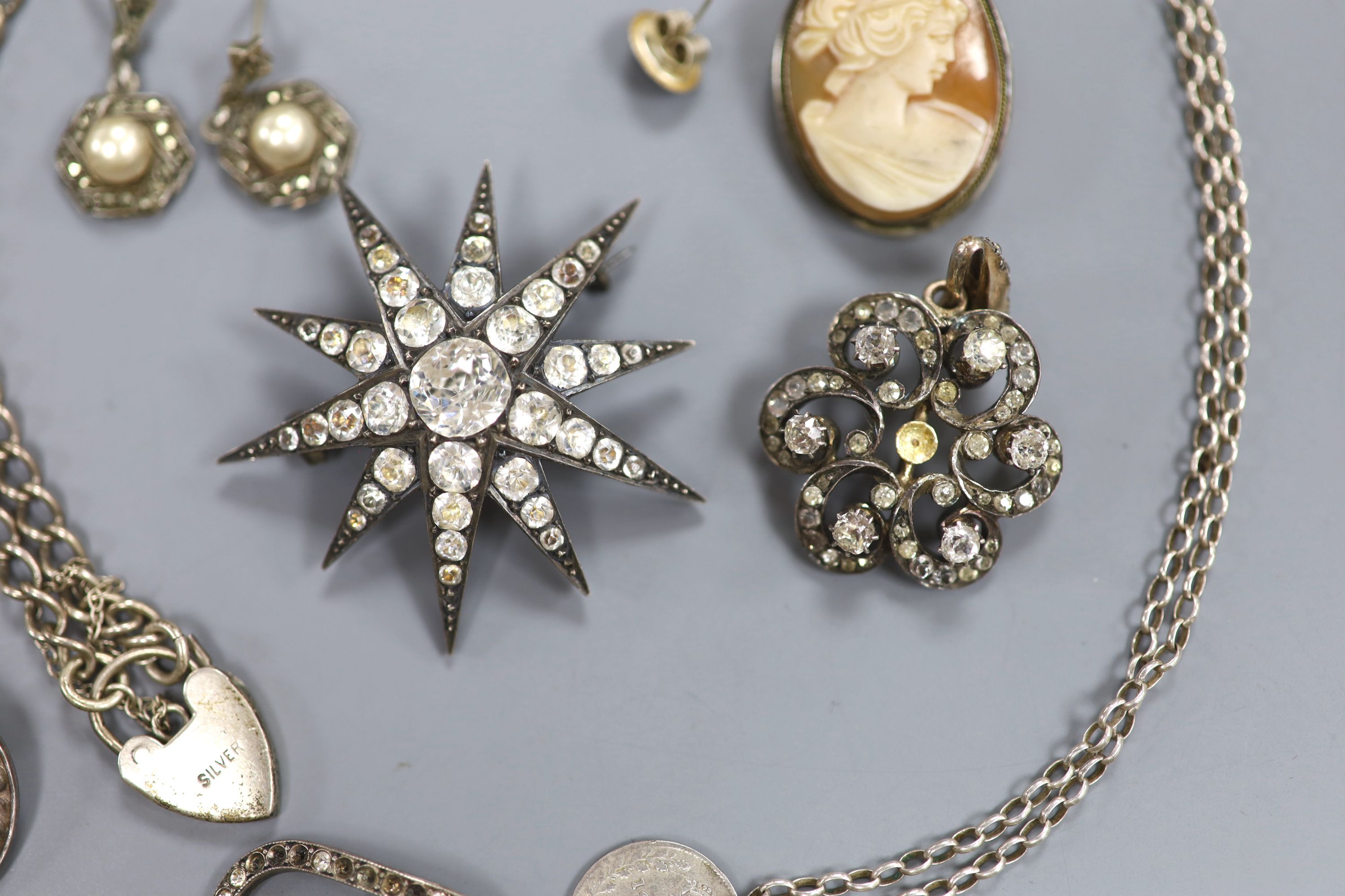 Assorted jewellery including a paste set starburst brooch.